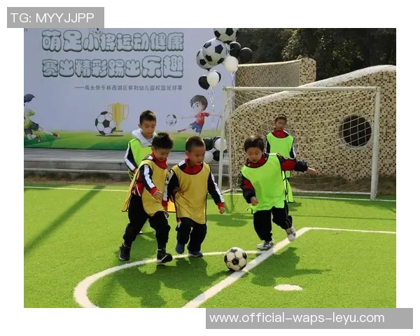 阳台上的足球梦享受阳光与运动的完美结合